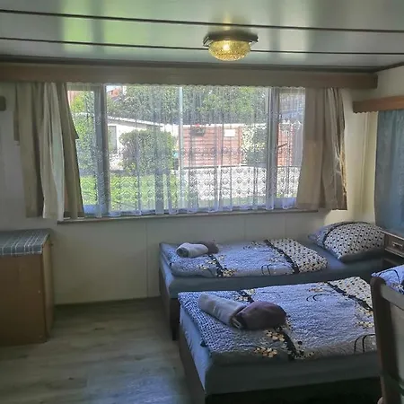 אתר קמפינג Penzion Ivana Mobilhouse Lesna (Vsetin)