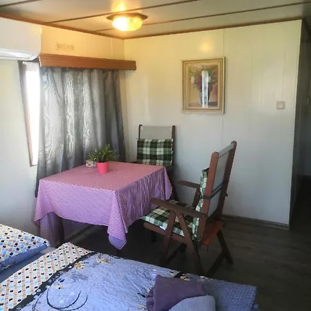 אתר קמפינג Penzion Ivana Mobilhouse Lesna (Vsetin)